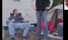 男生尿裤子视频,男生不慎尿裤子，视频记录全过程